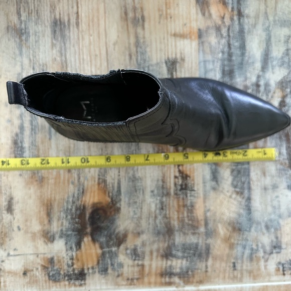 Sylish Black leather Marc Fisher booties with pointy toes, size 9.5 - Picture 10 of 11